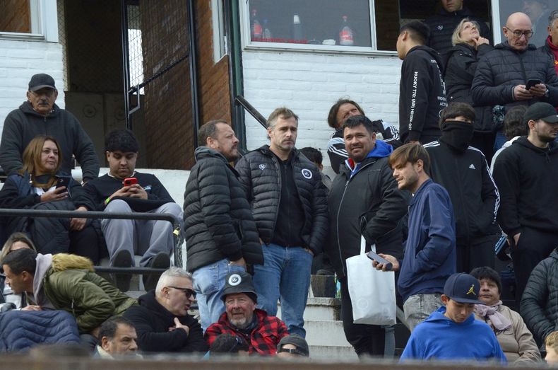 UN HINCHA MÁS. El intendente Federico Achaval estuvo en la cancha alentando y viviendo las alternativas del partido de Real Pilar ante Liniers.