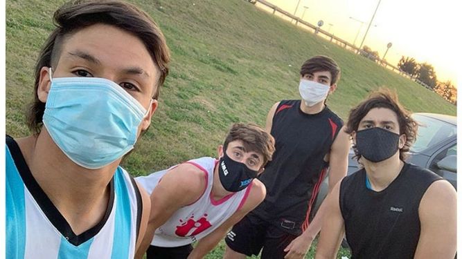 POR CUATRO. Henriques (2º) junto a Sánchez, Nehuén Alvite y Gonza Floriani..