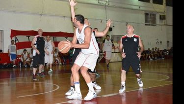 Diego Petruzzi jugará esta noche..
