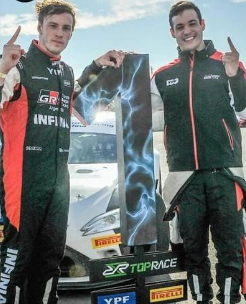 NÚMERO 1. Hernán Palazzo y Diego Azar señalan el “1” tras hacer la pole en San Nicolás.