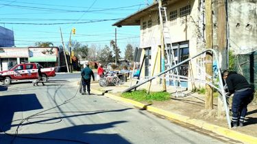 camion corto cables y tiro un poste en villa rosa