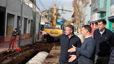 CAÑOS. Achával supervisa la obra en un tramo de la calle Ituzaingó, una zona clave para evitar anegamientos.&nbsp;