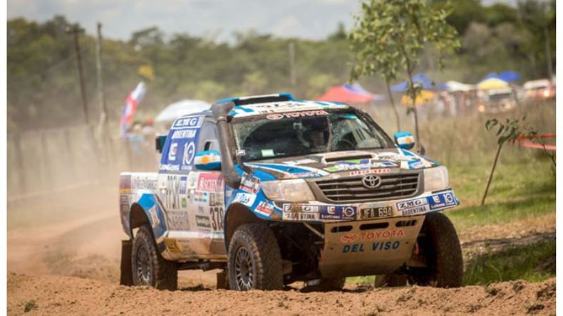 LUCHANDO. La Toyota de Naivirt, por los caminos de Santiago del Estero hacia Tucumán..