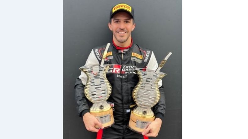 DOBLE MATE. Rossi es plena felicidad con sus premios en Velopark..