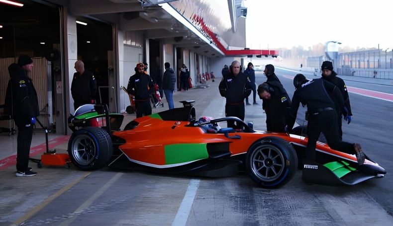 BOXES. El Dallara de Colapinto tuvo una falla en uno de los sensores durante la prueba en Montmeló.