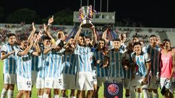 FESTEJO. Los jugadores de Atlético Tucumán levantan el trofeo.