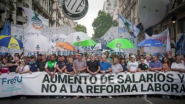 MARCHA. Los gremios combativos volvieron a movilizarse contra la reforma.s MARCHA. Los gremios combativos volvieron a movilizarse contra la reforma.s