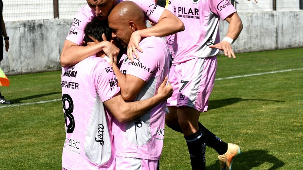 Marcos Riquelme abraza a Valentín Mancini, que acaba de anotar un golazo para el 1-0 de Real Pilar.&nbsp;
