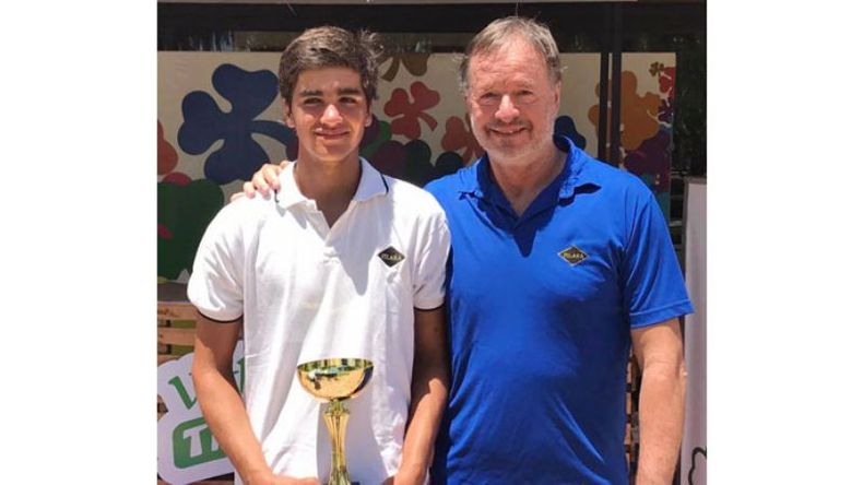 CAMPEÓN. Tacchi y la copa, junto a Gustavo Luzza..