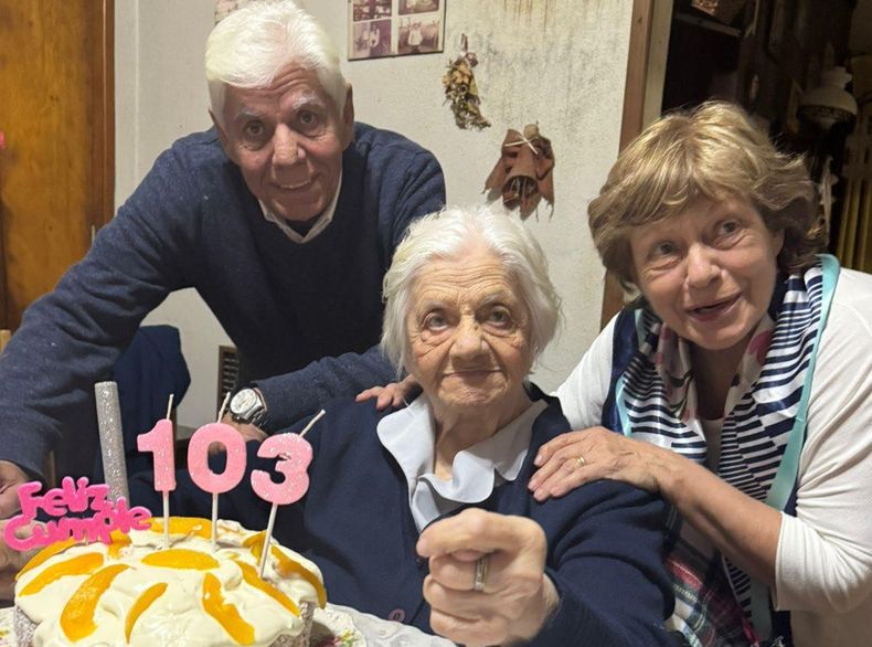 Victoria Cornaglia de Traverso con sus dos hijos, Roberto y Tati.