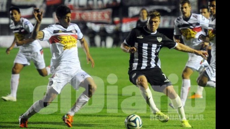 (Heva). Germán Rivero encara a Gay. A él le convirtieron el penal que Santiago Bianchi cambió por gol..