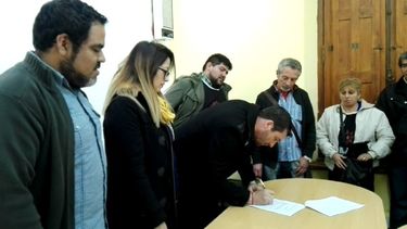 Juan Luna, Valeria Domínguez y Christian Rasmussen, en la firma del proyecto de resolución en repudio a la quita de pensiones por discapacidad..