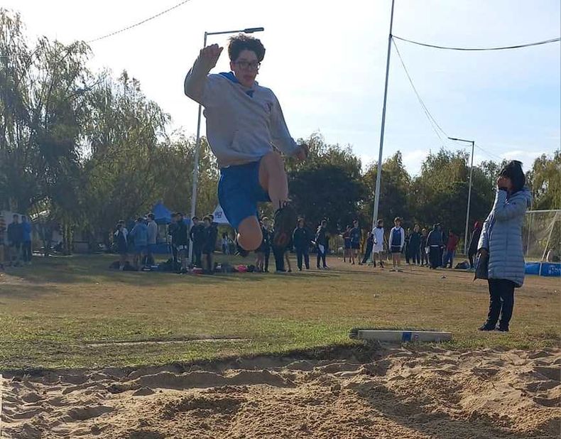 El salto en alto en el polideportivo municipal.