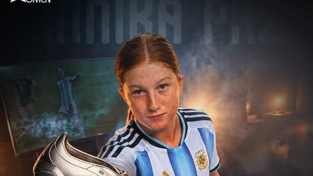 Annika con el botín de plata tras ser la segunda goleadora en el Mundial Sub 20 de Polonia.