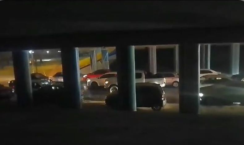 Conductores se refugiaron del granizo debajo de un puente de Panamericana.&nbsp;