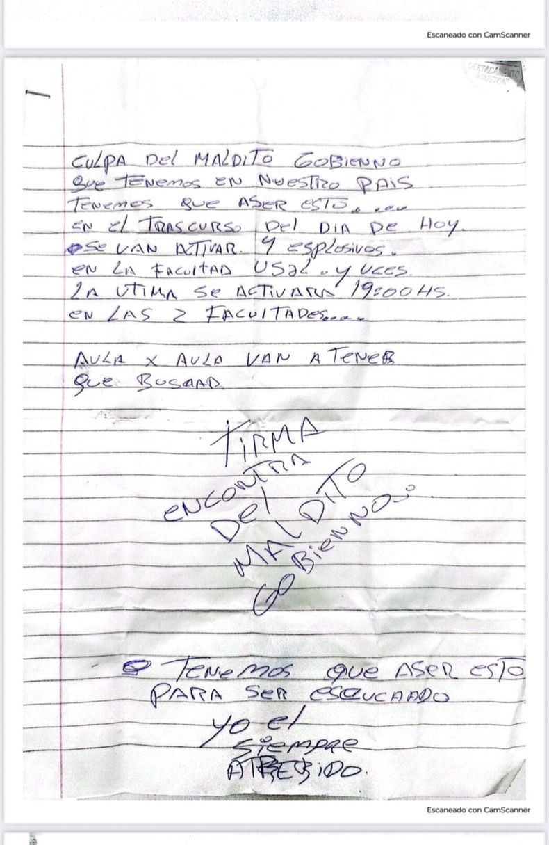 El manuscrito que el chofer había dejado pegado en el baño de la USAL. 