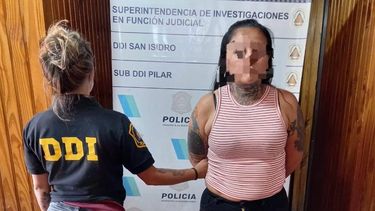 Personal de la Sub DDI de Pilar junto a la detenida. Cometió un hecho similar en José C. Paz.