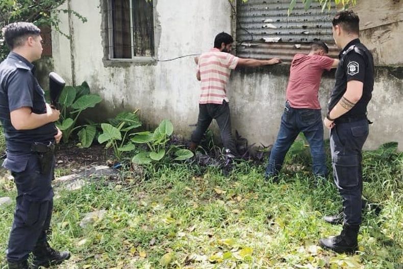 Los roba cables fueron sorprendidos mientras sustraían material de la Cooperativa Telefónica de Presidente Derqui.&nbsp;