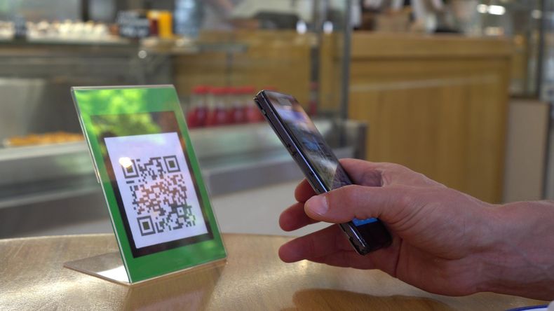 A partir del mes de septiembre se podrán utilizar los códigos QR para pagar con tarjeta de crédito en comercios adheridos.