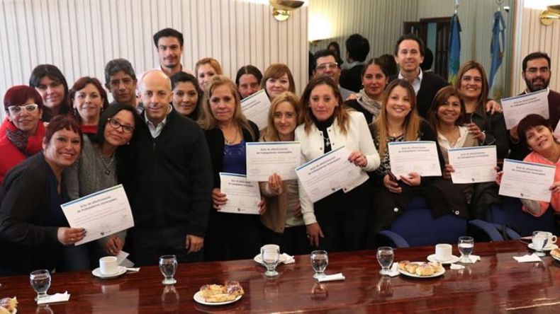 EQUIPO. El intendente, con parte de los empleados..