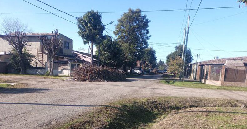 Esta foto es de hace unas 3 semanas, calle Haití y Rumania, en Lagomarsino. Aunque sea ahora que están en campaña acuérdese de los vecinos que no son del centro de Pilar. Jacintolgi / @Jacintolgi2020.