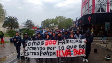 MARCHA. Los trabajadores de ILVA se movilizaron este viernes bajo la lluvia.