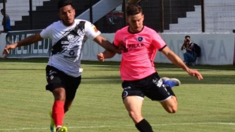Diego Crego lucha con un jugador de Claypole. El delantero no tuvo espacios para explotar su velocidad. .