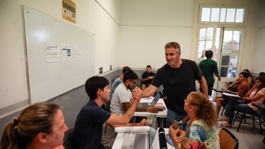 RECORRIDA. El intendente Federico Achával pasó por la Universidad para habla con los alumnos.