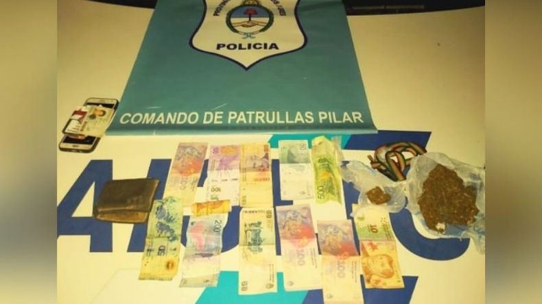 Los elementos secuestrados en el auto en el que se desplazaban los detenidos. .