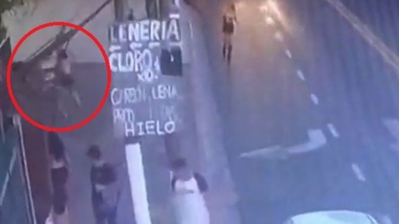 La patota golpea a Braian cuando ya está en el suelo..