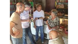 CHARLA. Ducoté con vecinos y funcionarios nacionales, ayer, en Derqui..