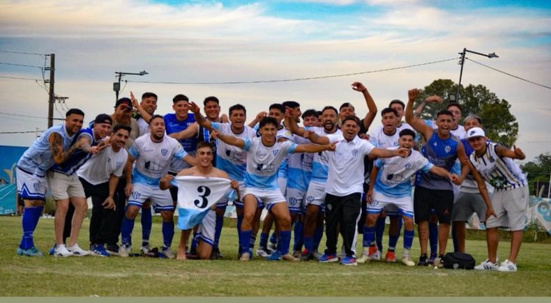 San Alejo festejó en la cancha de Flecha su gran triunfo en el clásico.