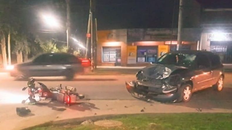 FRONTAL. La moto y el vehículo involucrados en la accidente. Foto: @juancaimpacto..