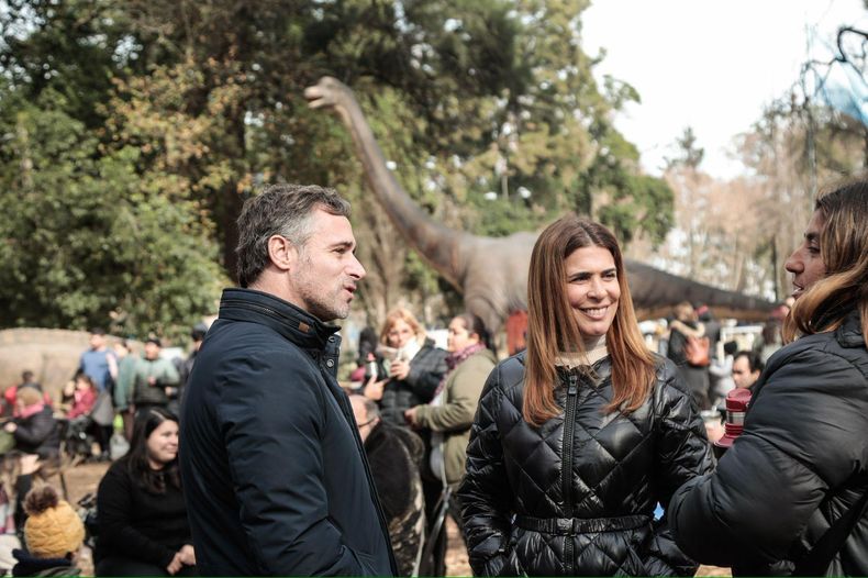 ENTRE DINOS. Achával y Peralta visitaron Parque Pilar Jurásico.