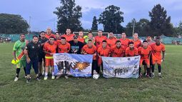 HOMENAJE. Zelaya posó con la Bandera por los Héroes de Malvinas. HOMENAJE. Zelaya posó con la Bandera por los Héroes de Malvinas.
