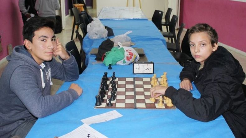 AL REGIONAL. Matías Lizondo (Sub 16) y Franco Gómez (Sub 14) siguen en carrera..