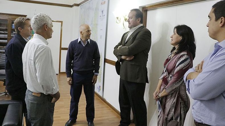 VISITAS. Ducoté con algunos de los participantes de la jornada..