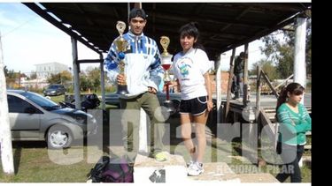 Ezequiel López y Rebeca Zamora, los ganadores de los 8.000 metros en Presidente Derqui..