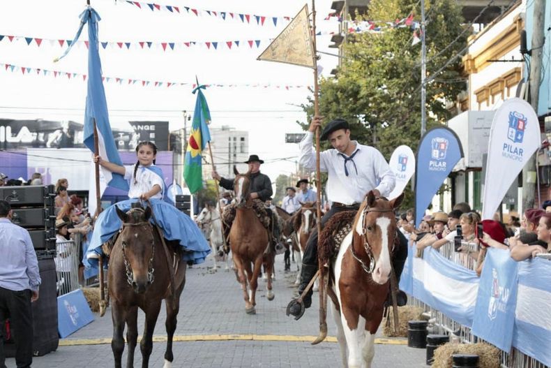 Del desfile por el Tratado del Pilar participaron casi 30 centros tradicionalistas de todo el Partido.