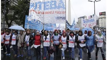 PRESENTES. Agrupaciones locales participaron del reclamo, entre ellas Suteba..
