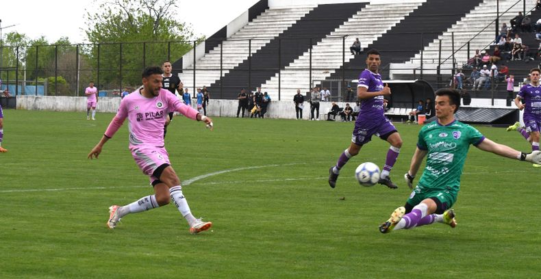 ERA EL TERCERO. Juan Martín Rojas le negó el gol a Eloy Rodríguez en el inicio del segundo tiempo.