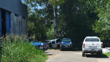 La camioneta de los delincuentes terminó en una zanja.