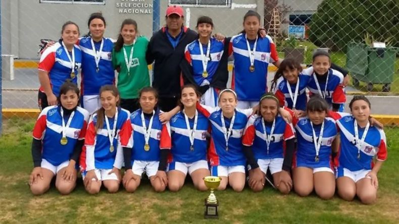CAMPEONAS. Las chicas de Gauchitos posan con las medallas y la copa..