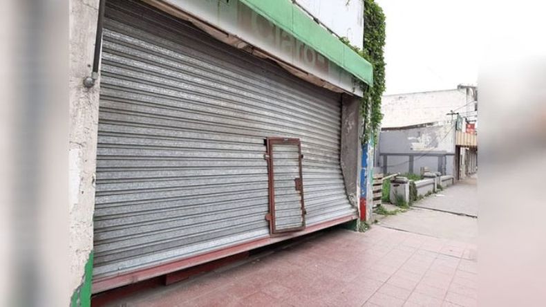 PERSIANA. La levantaron para robar en local de celulares..