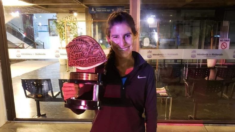 Daiana y su primer trofeo internacional del 2022..