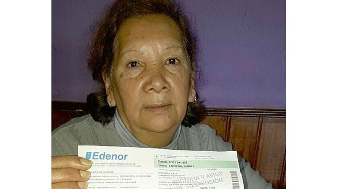 EXHORBITANTE. Graciela con la boleta, que supera los 23 mil pesos..
