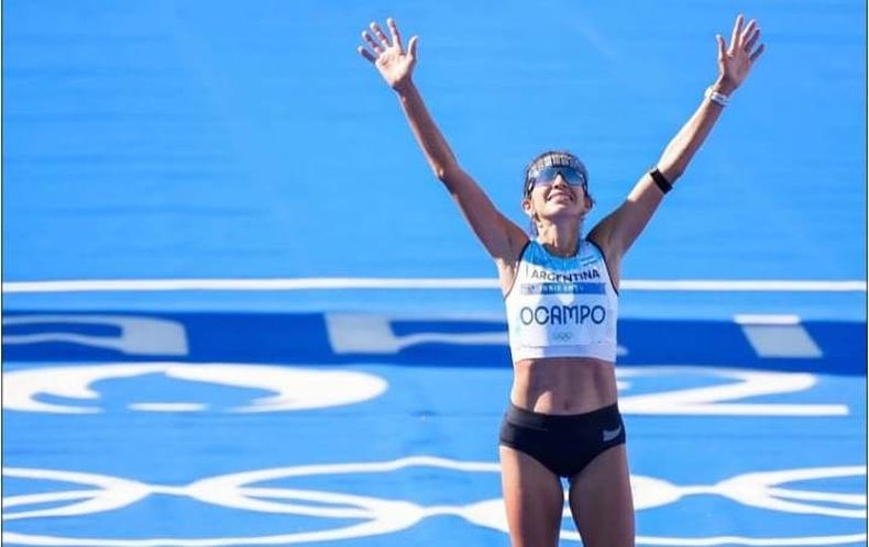 Daiana Ocampo acaba de cruzar la meta y agradece completar los 42,195 kilómetros por las calles de París.