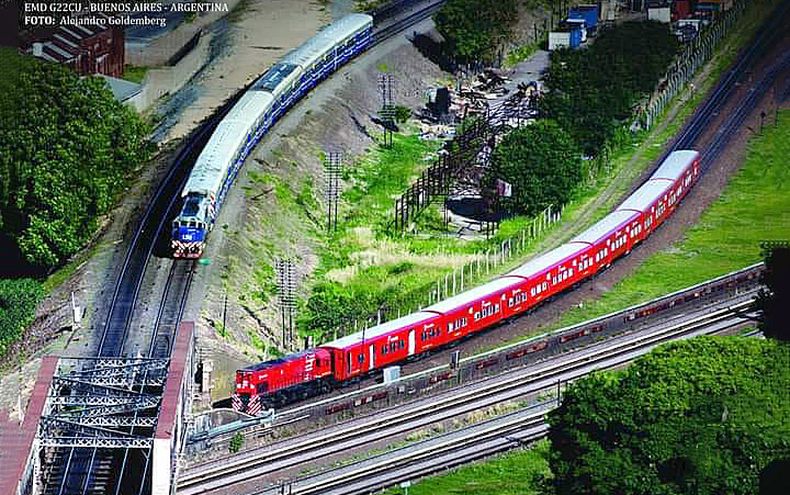 Postal preciosa desde las alturas, de un tren del San Martín y debajo uno del Belgrano Norte, pues ya la gran mayoría saben dónde es este cruce en Capital Federal, muy cerquita de Retiro. Autoría: Alejandro Goldemberg Renders & Fotografía. Pablo Rubén Ortiz.
