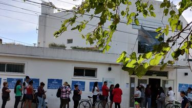 LARGAS FILAS. A partir de la ola de despidos, la atención al público en las oficinas de ANSES de Presidente Derqui y de Pilar es con turno previo.&nbsp;