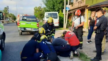 DESESPERACIÓN. Bomberos intentaron salvar al motociclista, pero falleció en el lugar.